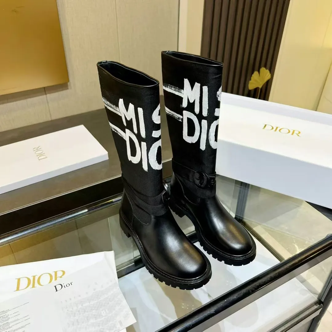 👟👟Ex-factory price 680👟👟 Dior-Major graffiti knight boots. Handsome boots use unique design elements to create a striking appearance. Made of black technical fabric and cow leather, they can be easily put on and taken off. Taking inspiration from the Dior Book Tote bag, it features a two-tone "Christian Dior" signature on the top. Adjustable nylon strap with "CD" logo and corrugated rubber sole form the basis of the eye-catching silhouette. "Christian Dior" logo on the shaft. Technical fabric band around the ankle with brass ring. Notched rubber sole decorated with Christian Dior's lucky star symbol. Size: #35-41 (40 41 custom-made, non-refundable)